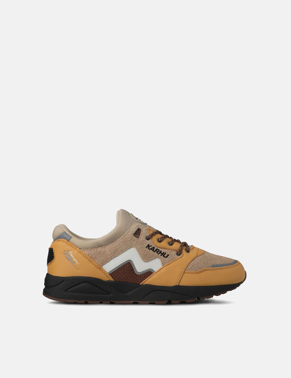 Karhu Aria 95 Trainers - Oak Buff/White