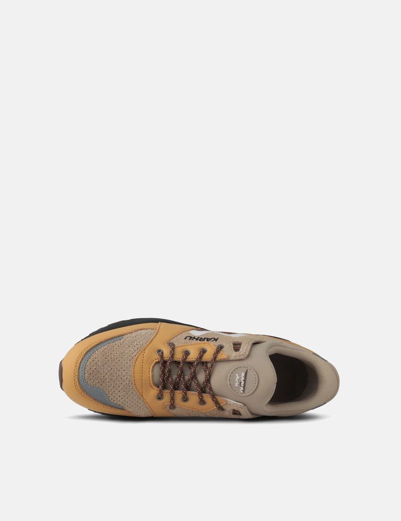 Karhu Aria 95 Trainers - Oak Buff/White