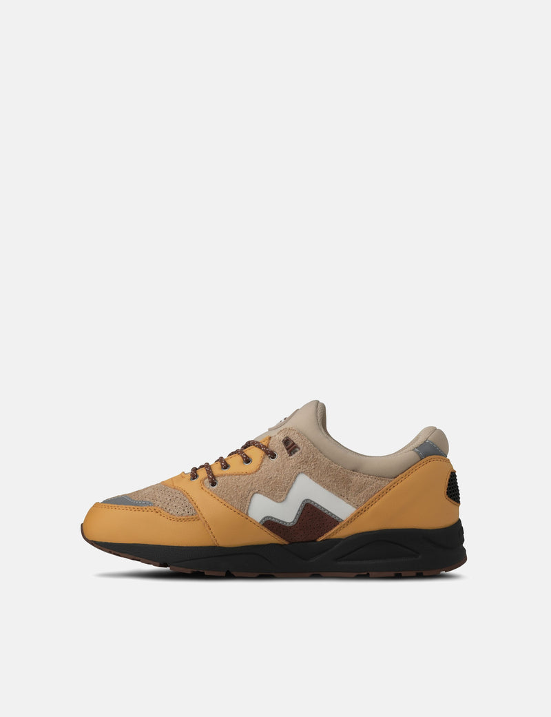 Karhu Aria 95 Trainers - Oak Buff/White