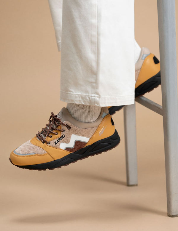 Karhu Aria 95 Trainers - Oak Buff/White