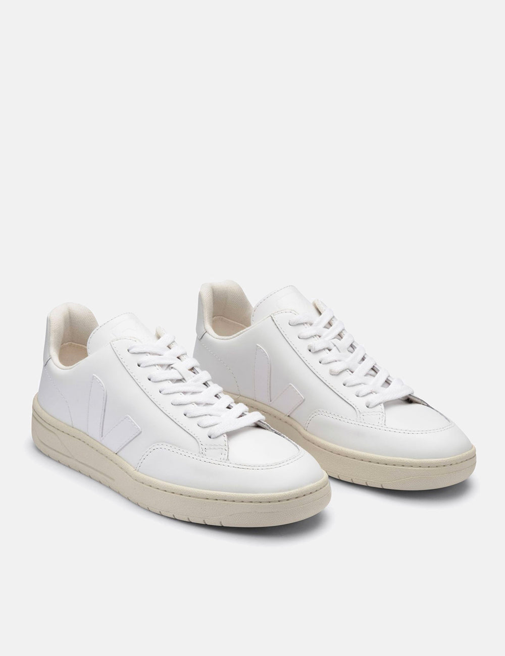 スニーカー V-12 Sneakers - Veja - Leather - White Womens Veja V-12 Leather Trainers - Extra White I URBAN EXCESS.